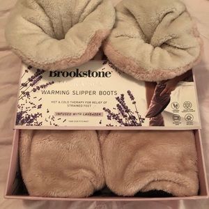 Brookstone theraspa warming boot slippers in pink/white. One size